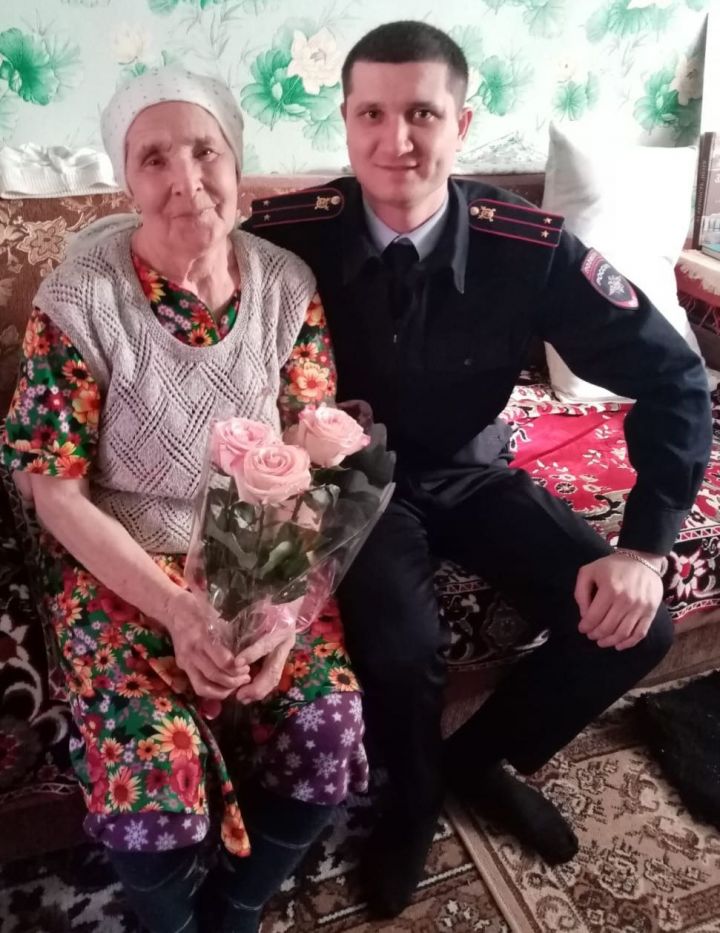 Память жива: чистопольские полицейские поздравили маму погибшего сотрудника