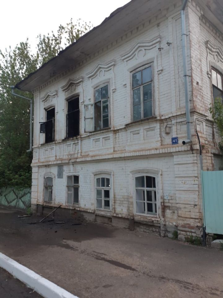 В одном из горевших заброшенных домов в центре Чистополя обнаружено тело человека