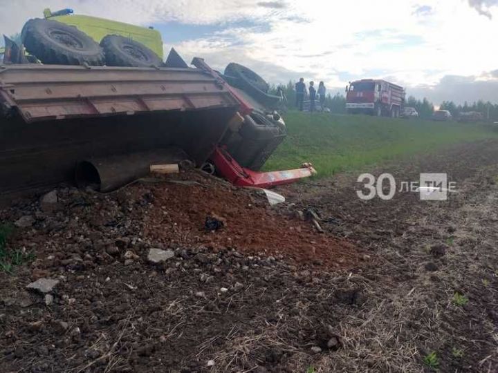 В Татарстане грузовик улетел в кювет, есть пострадавший