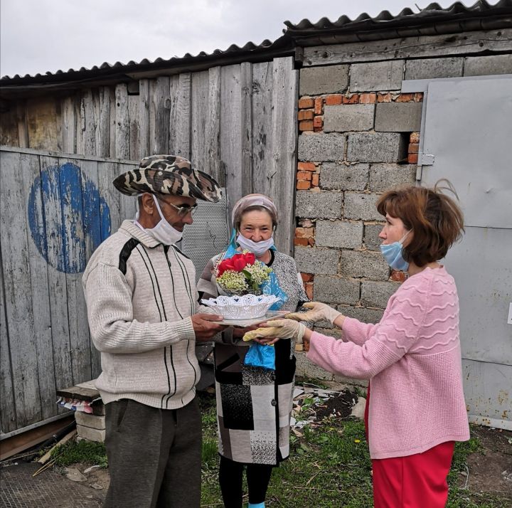 Супружескую пару Андрейчевых из Чистопольского района поздравили с днем семьи односельчане