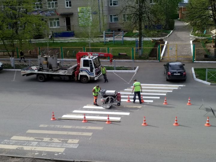 В Чистополе обновляют дорожную разметку