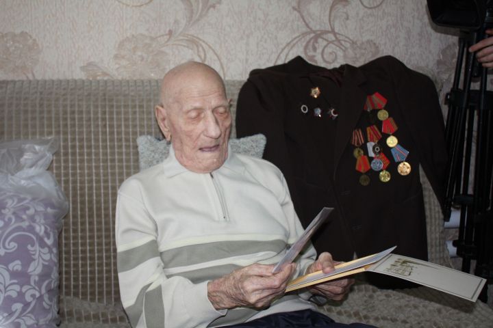 Столетний ветеран Великой Отечественной войны Федор Матвеев принимал поздравления на дому