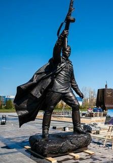 В Казани торжественно открыли монумент Советскому солдату