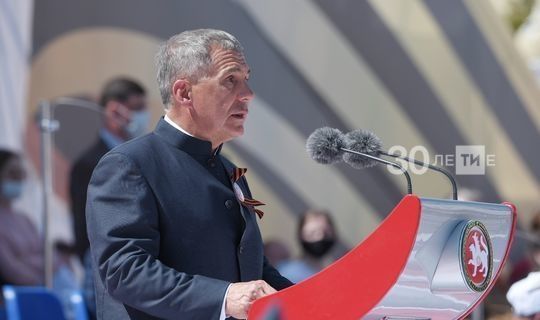 Президент Татарстана поздравил на параде жителей республики с праздником Победы