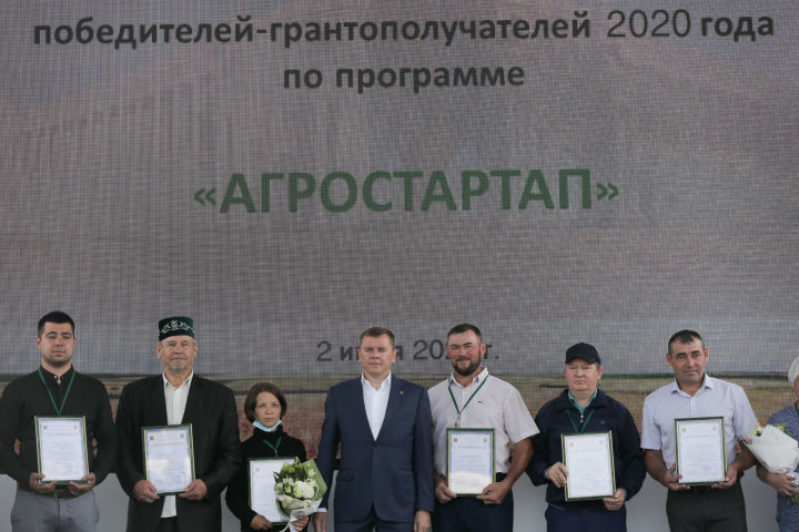 На выставке «День поля в Татарстане – 2020» грантополучателям вручили сертификаты