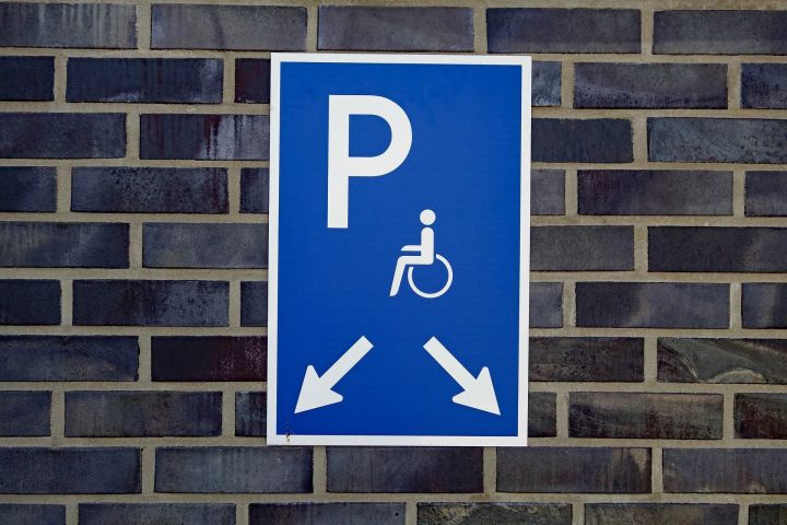 Как оформить бесплатную парковку инвалиду