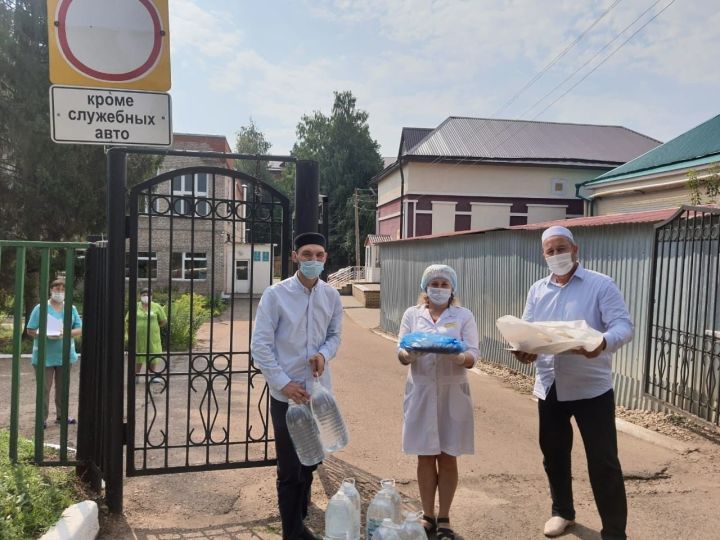 Чистопольский мухтасибат вновь оказал продовольственную помощь медработникам временного инфекционного госпиталя