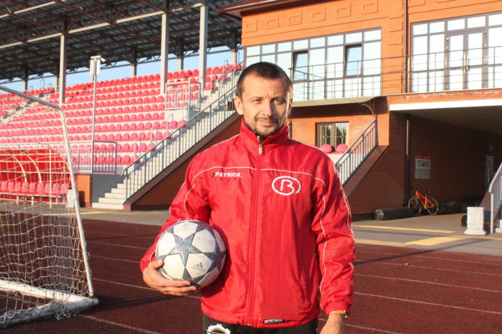 Александр Фролов – и тренер, и игрок футбольной команды