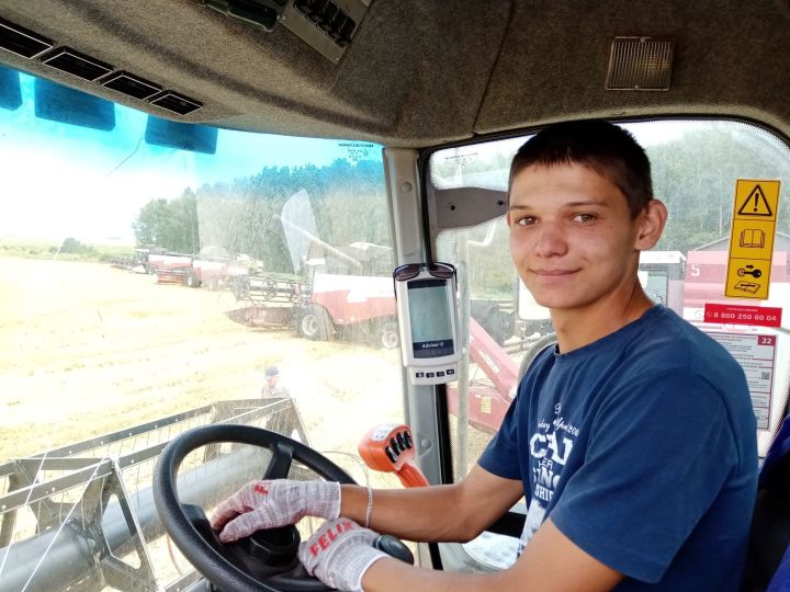18-летний комбайнер – передовик хозяйства в Чистопольском районе