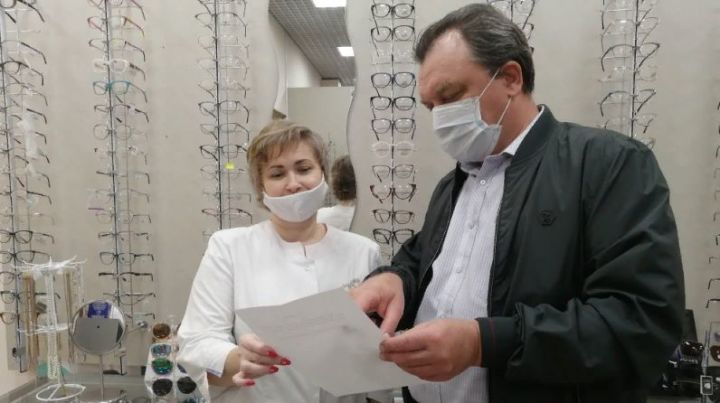 В Чистополе сотрудникам салона оптики напомнили о правилах бытового обслуживания населения