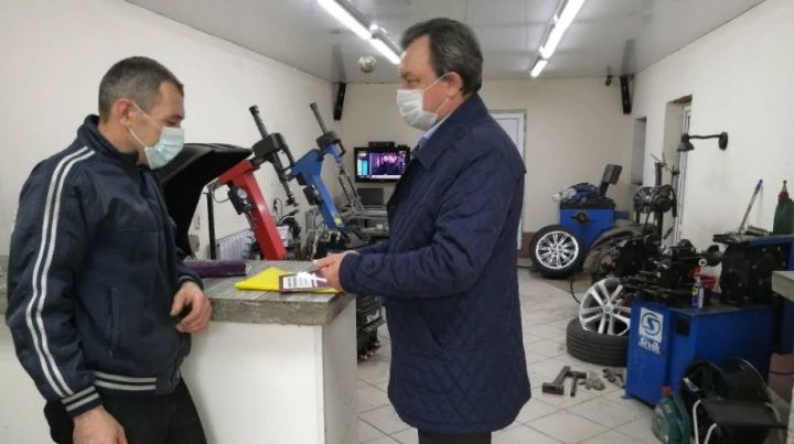 В Чистополе сотрудники Госалкогольинспекции разъяснили клиентам шиномонтажных мастерских их потребительские права