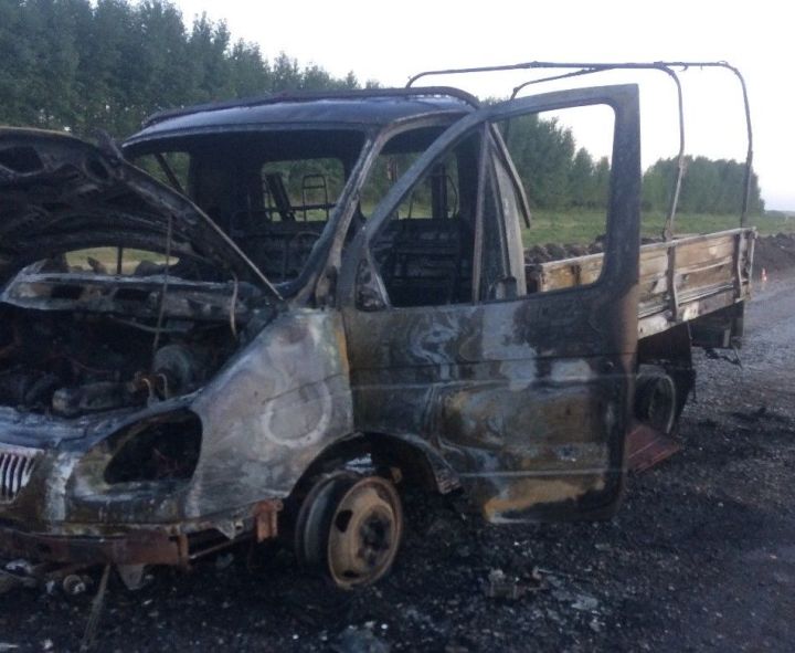 В Чистопольском районе загорелся автомобиль