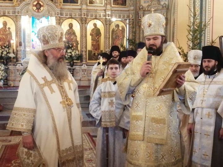 Митрополит Казанский и Татарстанский Кирилл возглавил Божественную литургию в Альметьевске