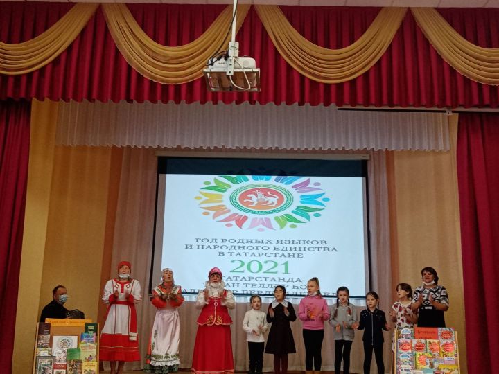 В селе Чистопольского района дети и взрослые хором исполнили песни на трех языках