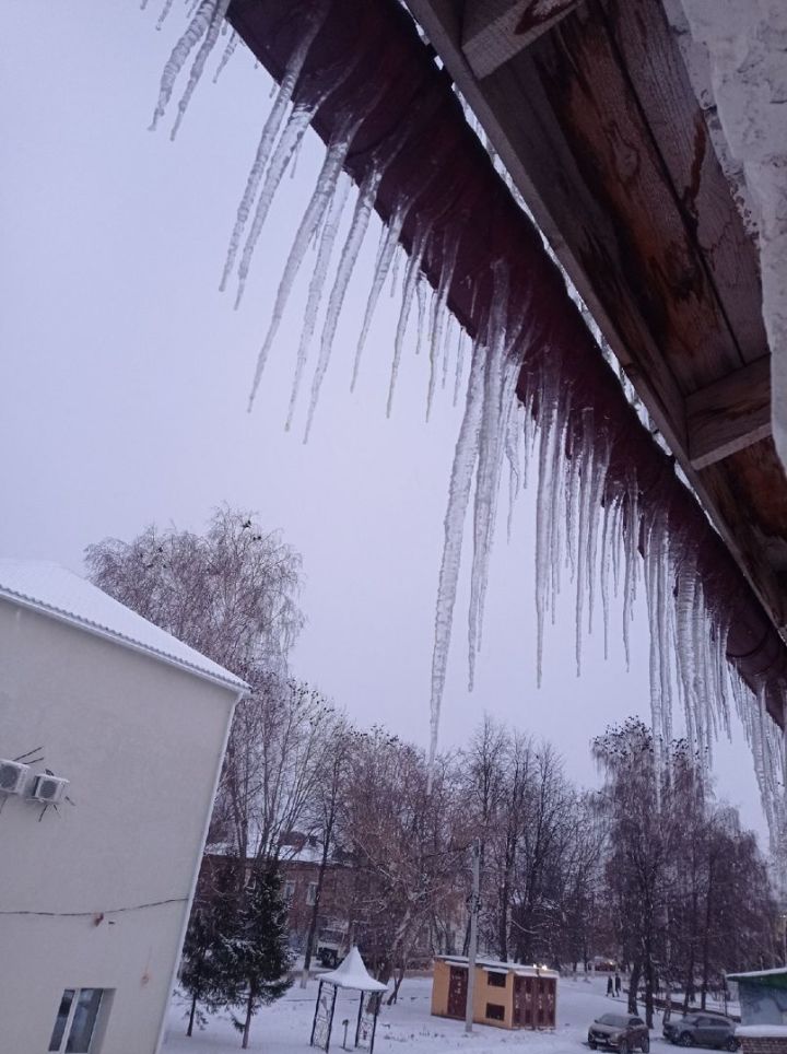 В Казани рабочий погиб во время очистки крыши здания от снега