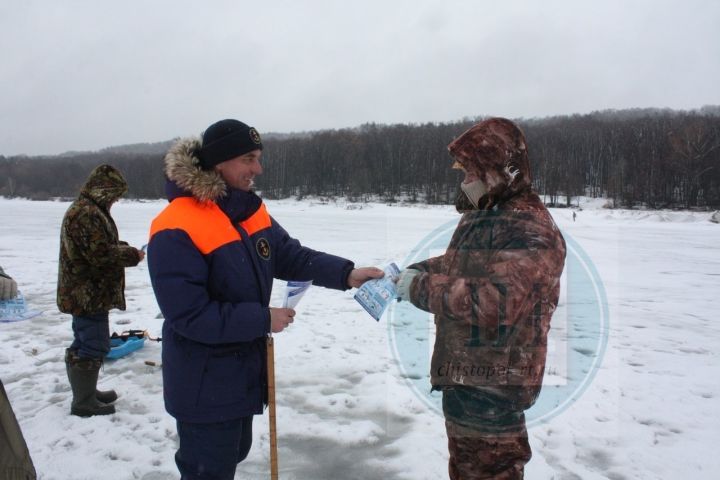 Чистопольские рыбаки своей жизнью рискуют, выходя на технике на неокрепший лед