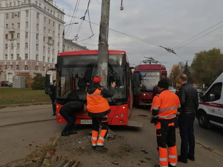 В Казани столкнулись автобус и трамвай: 8 человек пострадало