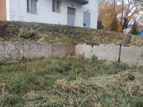 Жительница Чистополя пожаловалась на разрушенные бетонные блоки возле дома