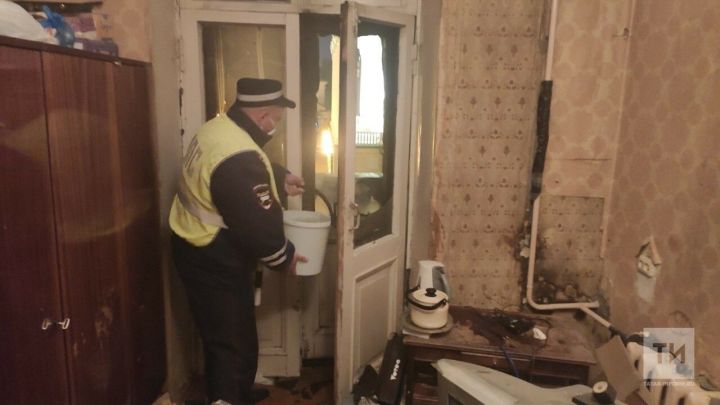 В столице РТ полицейские спасли 72-летнюю женщину из горящей квартиры