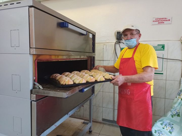 Свежие булочки от школьного пекаря Шавката Нурутдинова разлетаются махом