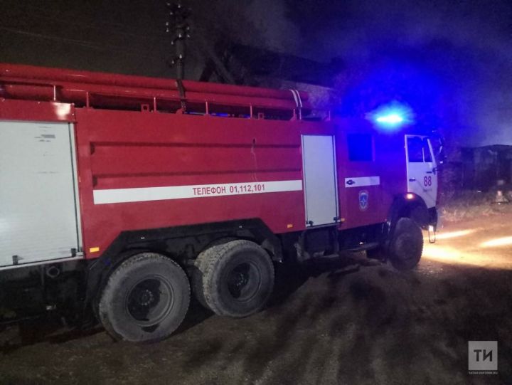 В Заинске в ночном пожаре двое мужчин отравились угарным газом