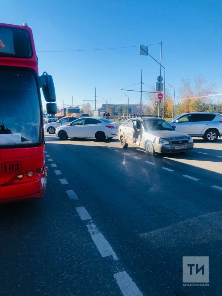 В Казани в результате ДТП  кондуктор автобуса сломала позвоночник