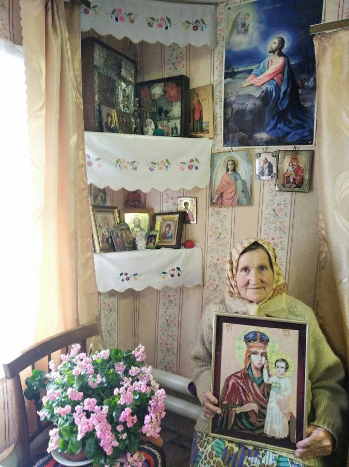 81-летняя жительница чистопольского села создает красивые картины