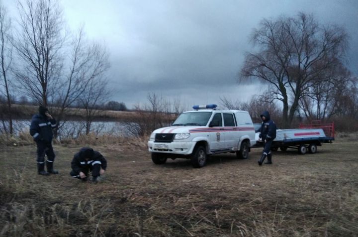 В Чистопольском районе спасатели помогли выбраться на берег рыбакам, лодка  которых села на мель