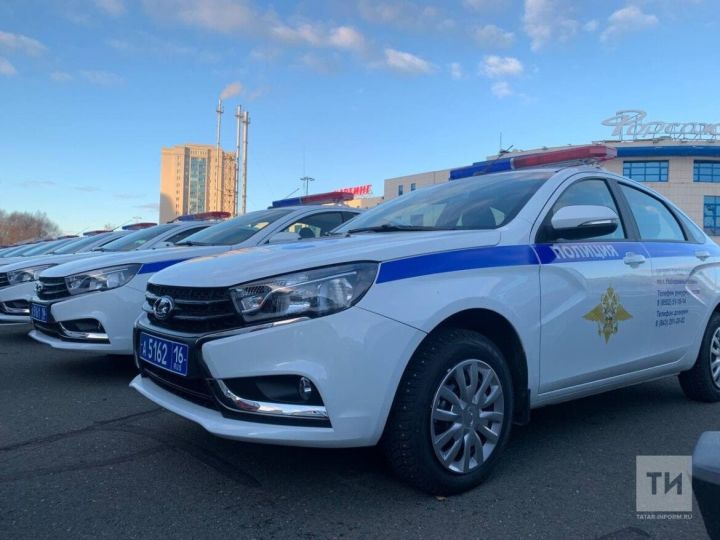 Рустам Минниханов вручил правоохранительным органам ключи от 63 новых автомобилей