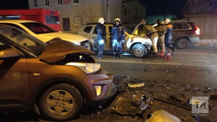 В Казани при столкновении двух кроссоверов два человека получили переломы