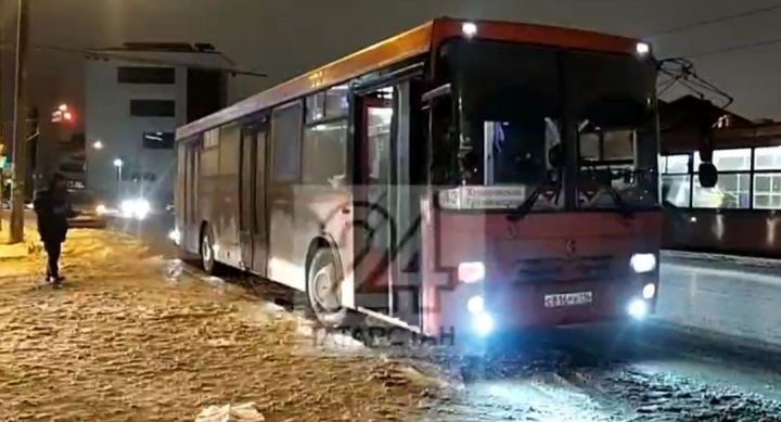 В Казани пассажиры автобуса не хотели платить за проезд и ударили водителя «розочкой»