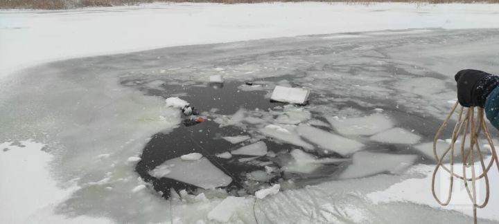 На реке Кама три рыбака на снегоходе провалились под лед