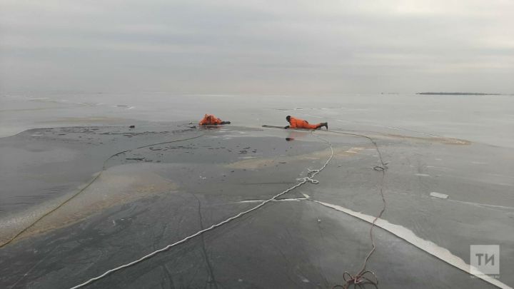 На Каме под лед провалился рыбак