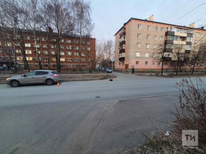 В Казани женщина с 4-летним ребенком, переезжая дорогу на снегокате,  попали под легковушку