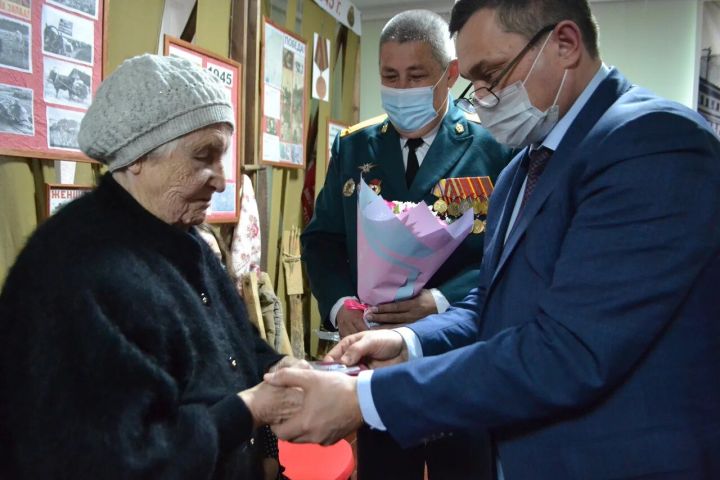 Утерянную 70 лет назад медаль за подвиг вернули 92-летней сестре участника Великой Отечественной