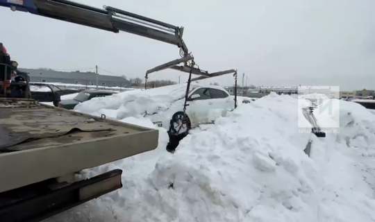 В Казани приставы  забрали с штрафстоянки заваленный снегом автомобиль должницы