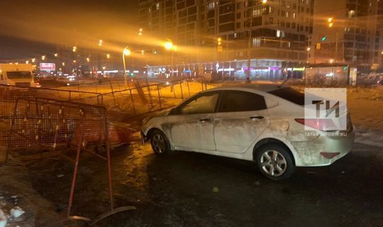 В Казани автомобиль провалился под асфальт