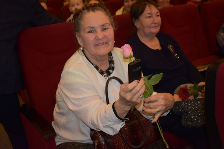 Чистопольских женщин с 8 марта поздравит глава района
