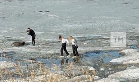 В Челнах спасатели оказали помощь девочке, которая провалилась под лед