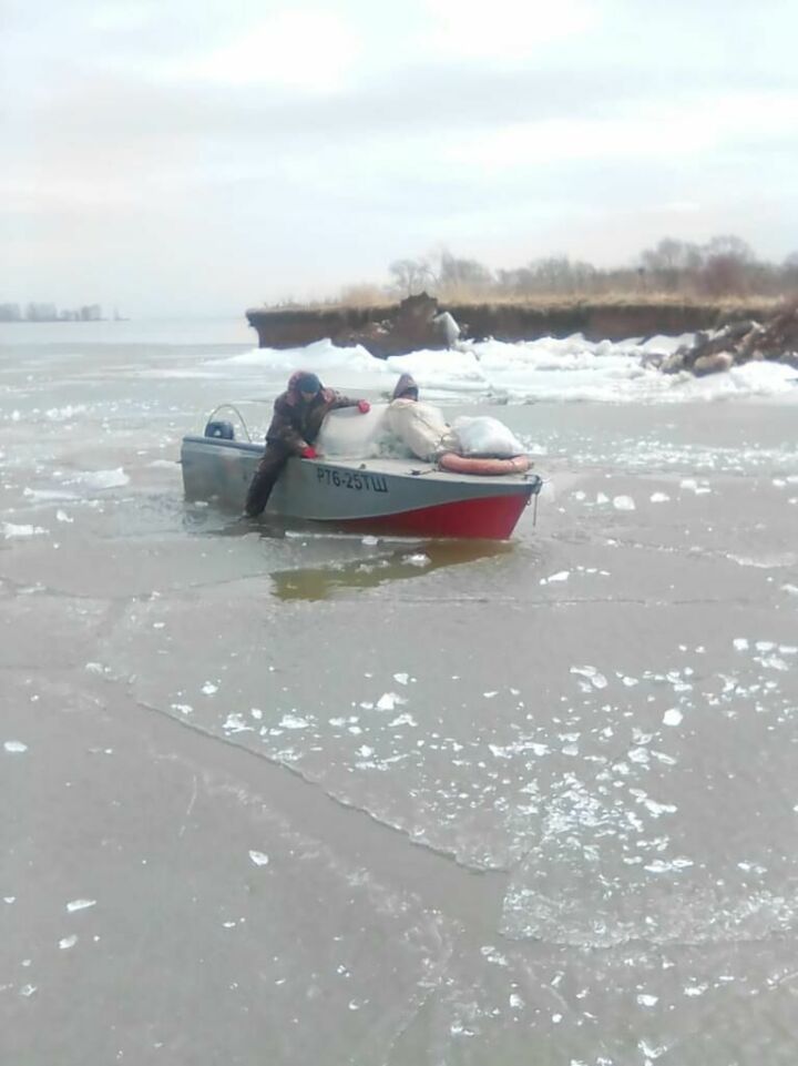 В РТ спасатели помогли двум рыбакам, застрявшим на лодке во льду