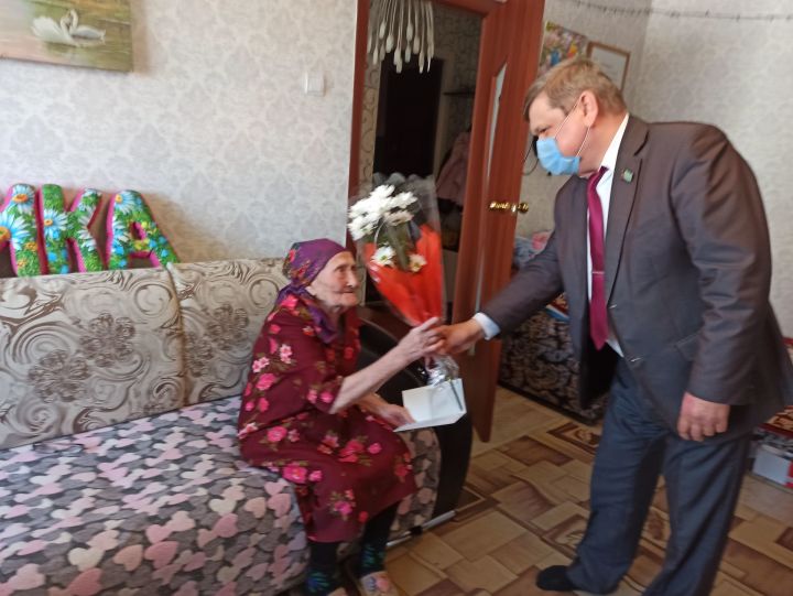 Поздравления с 90-летием принимала труженица тыла из Чистополя Анна Аткишкина