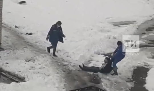 На видео сняли, как врачи скорой помощи в Нижнекамске волочат мужчину