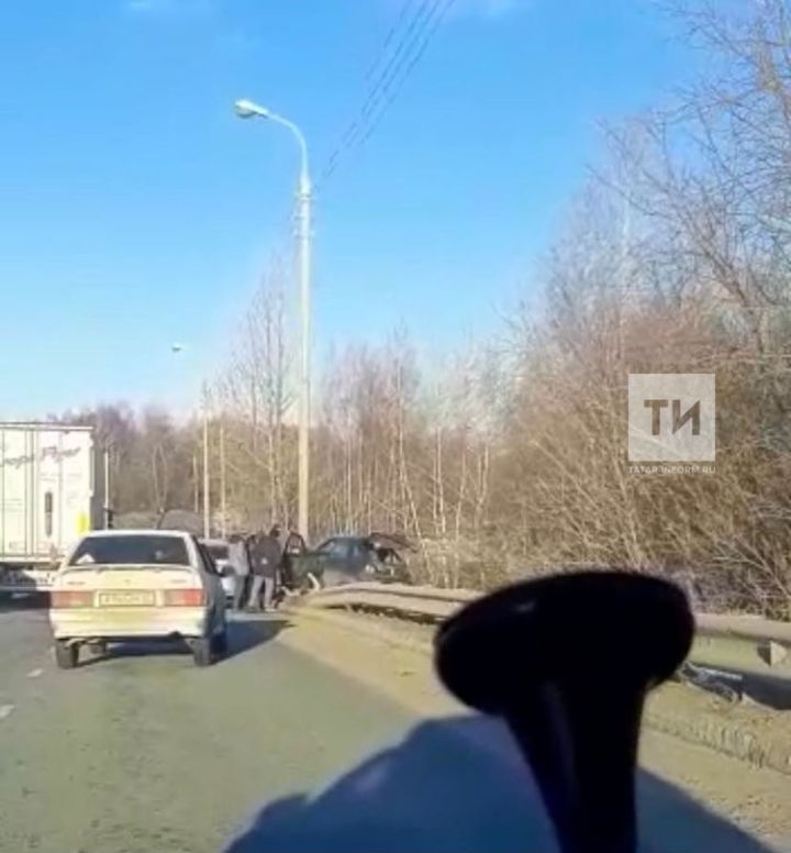 В Казани женщина за рулем легковушки  врезалась в большегруз