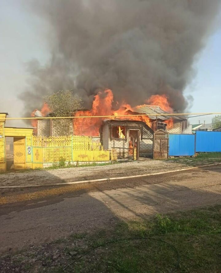 В Татарстане пожар уничтожил два дома