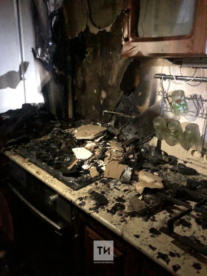 В Казани ночью из пожара спасли двух взрослых и двоих детей