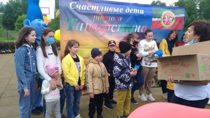 В детской поликлинике юных чистопольцев поздравили с праздником и угостили мороженым