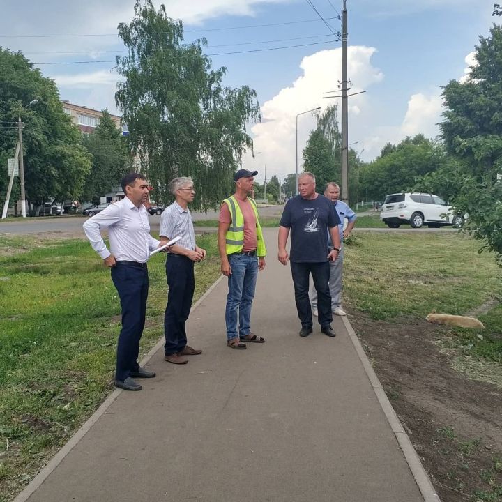 Дмитрий Иванов поручил сделать в одном из микрорайонов Чистополя тротуар и МАФы