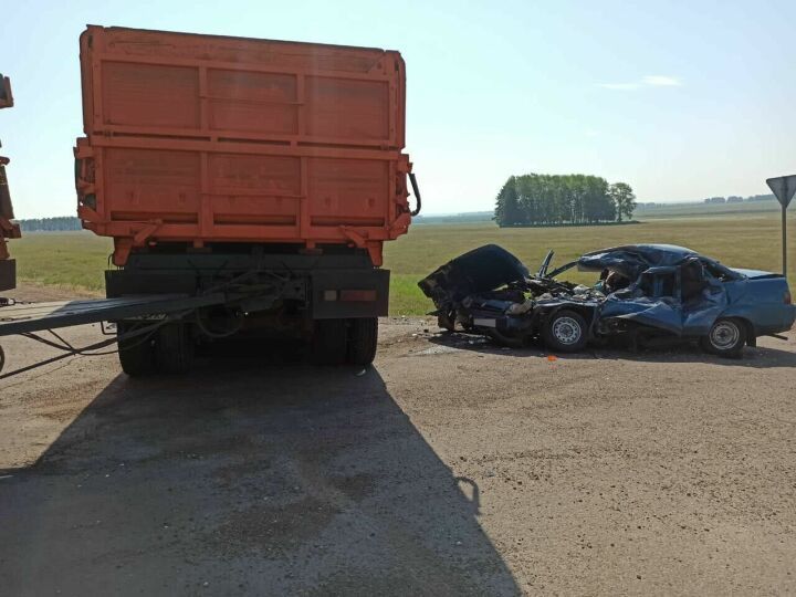 В ДТП с легковушкой и грузовиком в Актанышском районе погибли 2 человека