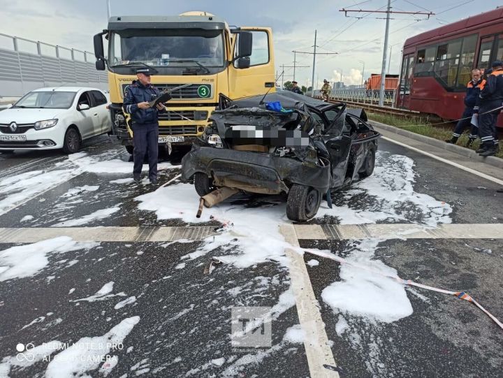 В Казани водитель бетономешалки снес на светофоре три авто