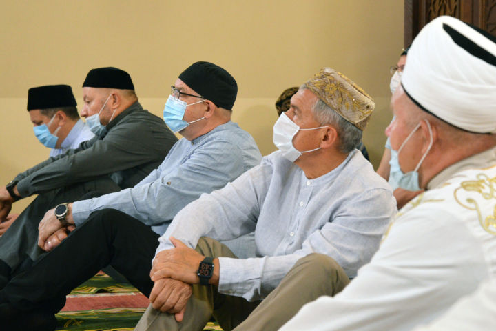 Президент Татарстана участвовал в праздничном намазе по случаю Курбан-байрам в Галеевской мечети